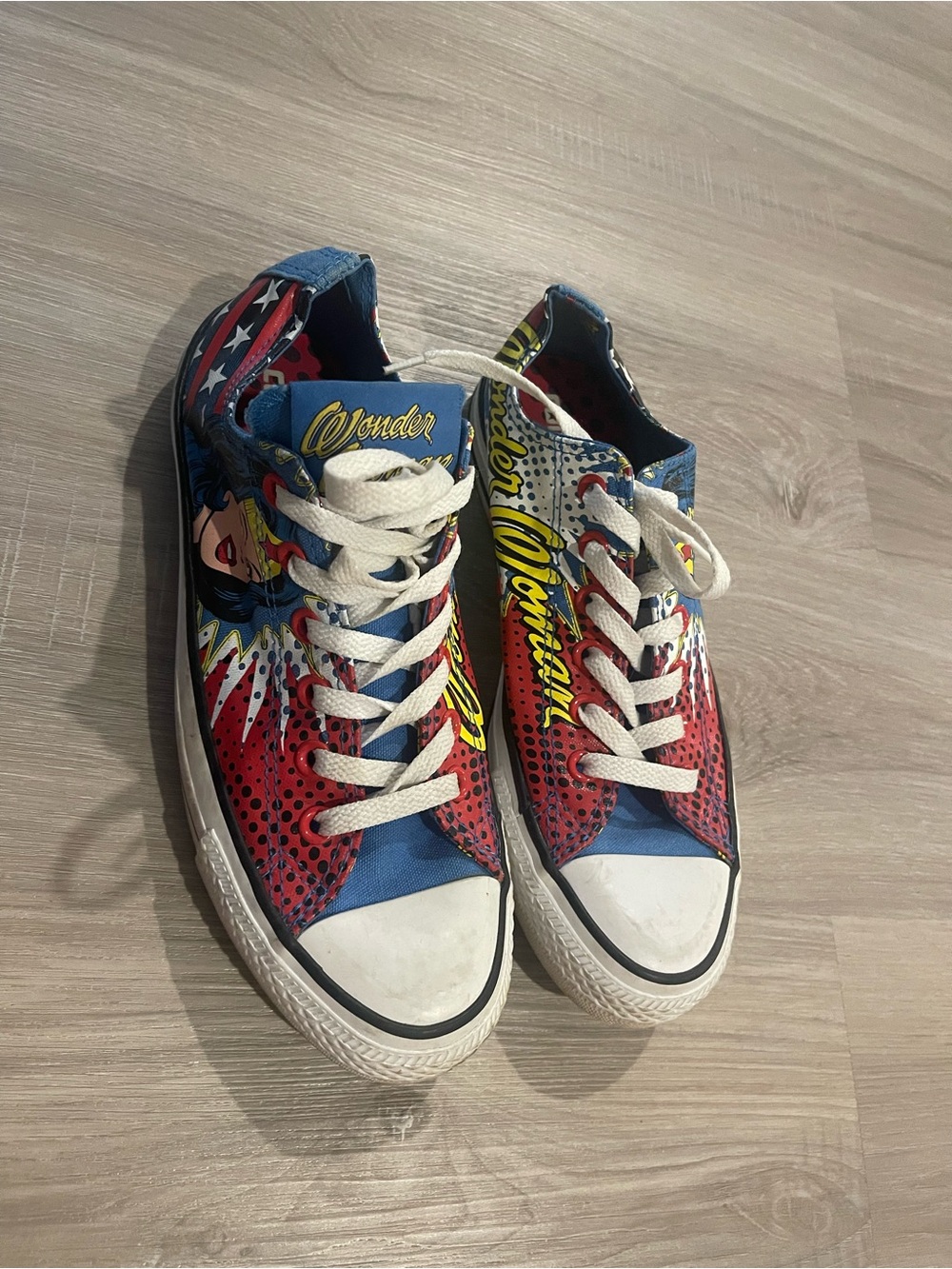 Wonder Woman Graphic Low-Top Sneakers - Red & Blue size 7 men / 9 women
